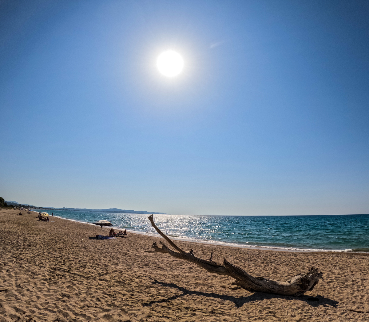 Meteo: Ζεστός ο καιρός την Τρίτη 8/8 - Πού θα εκδηλωθούν καταιγίδες