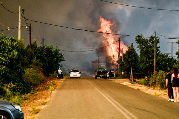 Χάος με τις φωτιές στη μισή Ελλάδα - «Μάχη» με τις φλόγες σε δεκάδες μέτωπα
