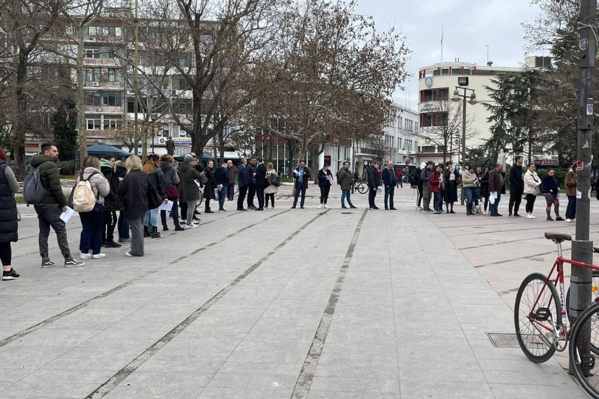 Τέμπη: Συγκινητικές εικόνες στην κεντρική πλατεία της Λάρισας - Ουρές για την έκτακτη αιμοδοσία