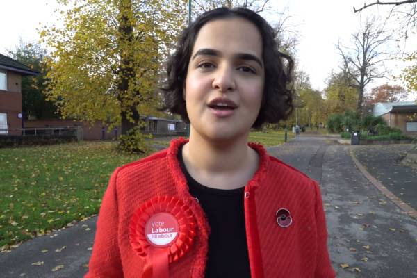 Βρετανία: 23χρονη βουλευτής θα δίνει τον μισό μισθό της στην πόλη της