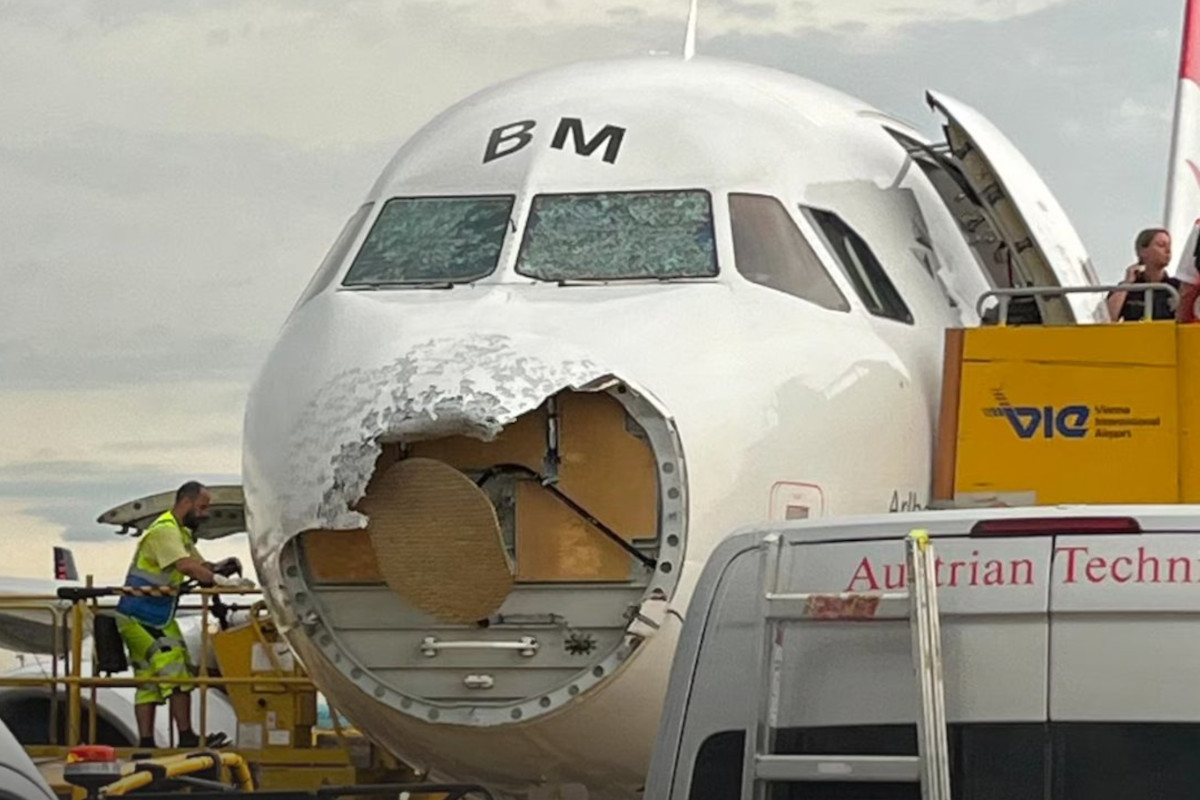 Αυστρία: Το χαλάζι διέλυσε το ρύγχος αεροπλάνου εν ώρα πτήσης - Τρόμος για τους επιβάτες (Εικόνες)
