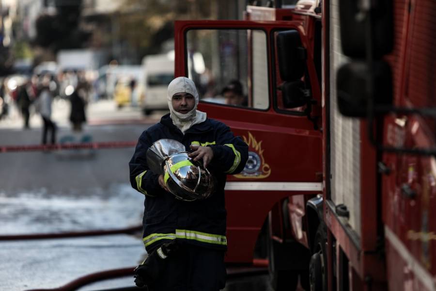 Φωτιά σε διαμέρισμα στη Βούλα - Πληροφορίες για εγκλωβισμένο