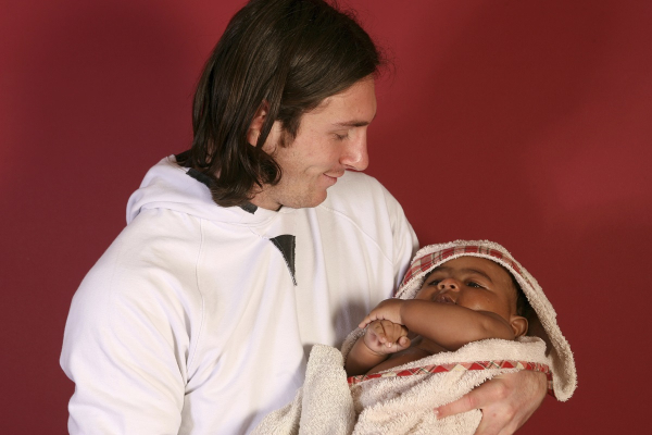 Μια προφητική εικόνα: Όταν ο Μέσι κρατούσε τον Γιαμάλ μωρό στην αγκαλιά του