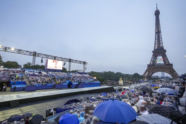 Ολυμπιακοί Αγώνες 2024: Η έντονη βροχόπτωση στο Παρίσι οδήγησε σε αποχωρήσεις θεατών από την τελετή έναρξης (Εικόνες)