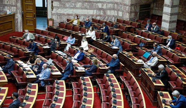 Βουλή: «Βολές» από ΣΥΡΙΖΑ στη συζήτηση για την ακρίβεια – ΔΕΗ κι αύξηση κατώτατου στο «κάδρο»
