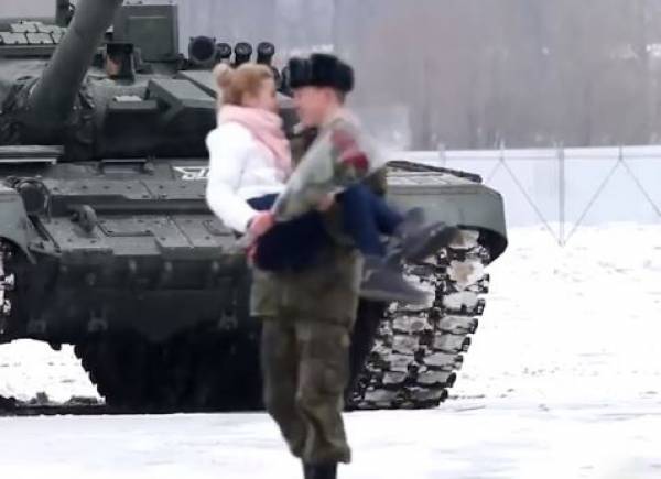 Γιορτή Αγίου Βαλεντίνου: Πρόταση γάμου με... άρματα μάχης