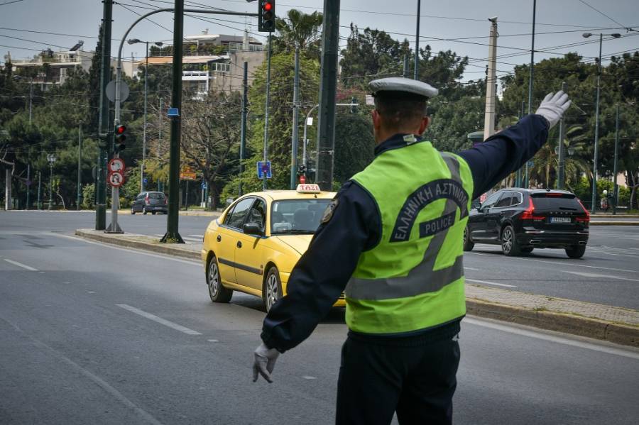 SMS στο 13033: Τι κωδικό στέλνουμε για μετακίνηση σε ειρηνοδικεία και υποθηκοφυλακεία