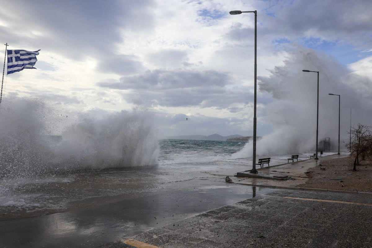 Καιρός: Καταιγίδες και βοριάδες σήμερα - Πού θα χιονίσει