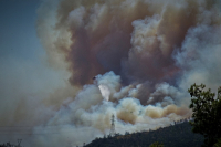 Φωτιά στην Πάρνηθα: Ριπές ανέμων 100 χλμ/ώρα στην περιοχή, αυξάνονται οι πυροσβεστικές δυνάμεις