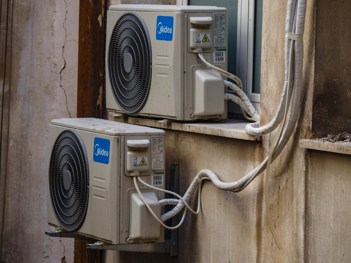 4 λάθη στο κλιματιστικό που «φουσκώνουν» τον λογαριασμό ρεύματος