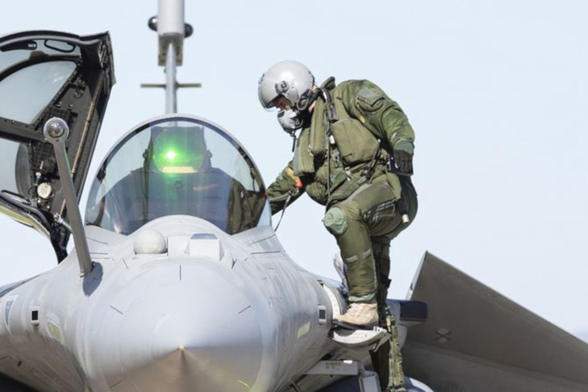 Οσμή σκανδάλου με τους ασύρματους διάσωσης για τους πιλότους των μαχητικών - Καθυστερεί 21 χρόνια η παραλαβή τους