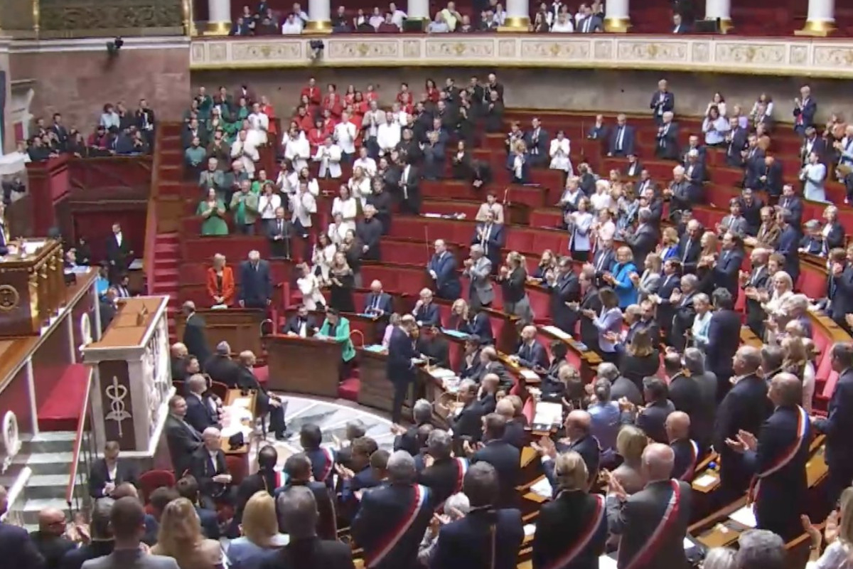 Γαλλία: Βουλευτές έφτιαξαν μέσα στο Κοινοβούλιο... κορεό στα χρώματα της παλαιστινιακής σημαίας (Βίντεο)