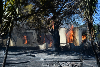 Κερατέα: Καίγονται σπίτια, εκκενώθηκαν 6 οικισμοί – 52 απεγκλωβισμοί από την ΕΛ.ΑΣ (βίντεο,εικόνες)