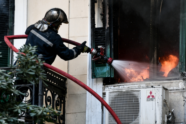 Φωτιά τώρα σε κτήριο στο κέντρο της Αθήνας