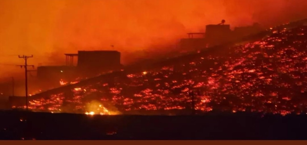 Σέριφος: Υπό έλεγχο η φωτιά – Ζημιές σε σπίτια (βίντεο)