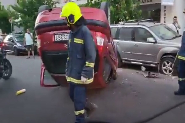 Τροχαίο στην Πάτρα: Αυτοκίνητο έπεσε σε σταθμευμένα οχήματα και ντελαπάρισε (βίντεο)
