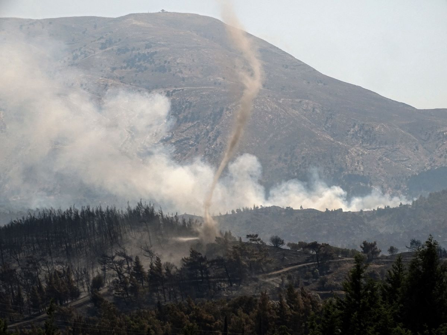 Διακοπή ρεύματος λόγω της φωτιάς στη Ρόδο - Εκτός λειτουργίας ο θερμοηλεκτρικός σταθμός