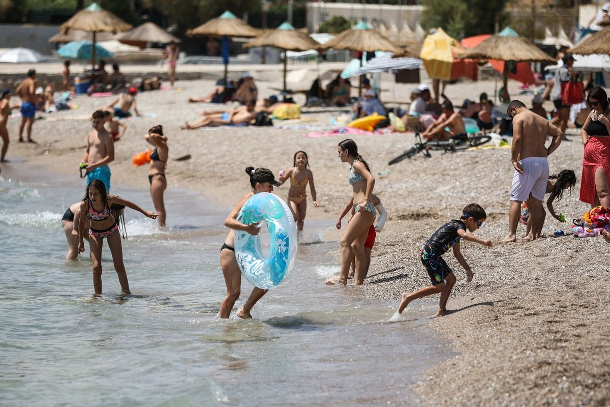 Επικίνδυνο καιρικό «κοκτέιλ» με καύσωνα και ισχυρά μελτέμια - Θερμή εισβολή για 10 ημέρες