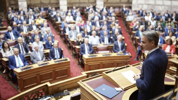 Χωρίς... happy end η «επιχείρηση-μασάζ» των υπουργών με γαλάζιους βουλευτές