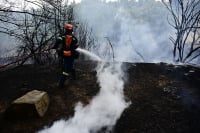 Φωτιά στο Ηράκλειο εντός κατοικημένης περιοχής - Μεγάλη πυρκαγιά και στην Κόρινθο
