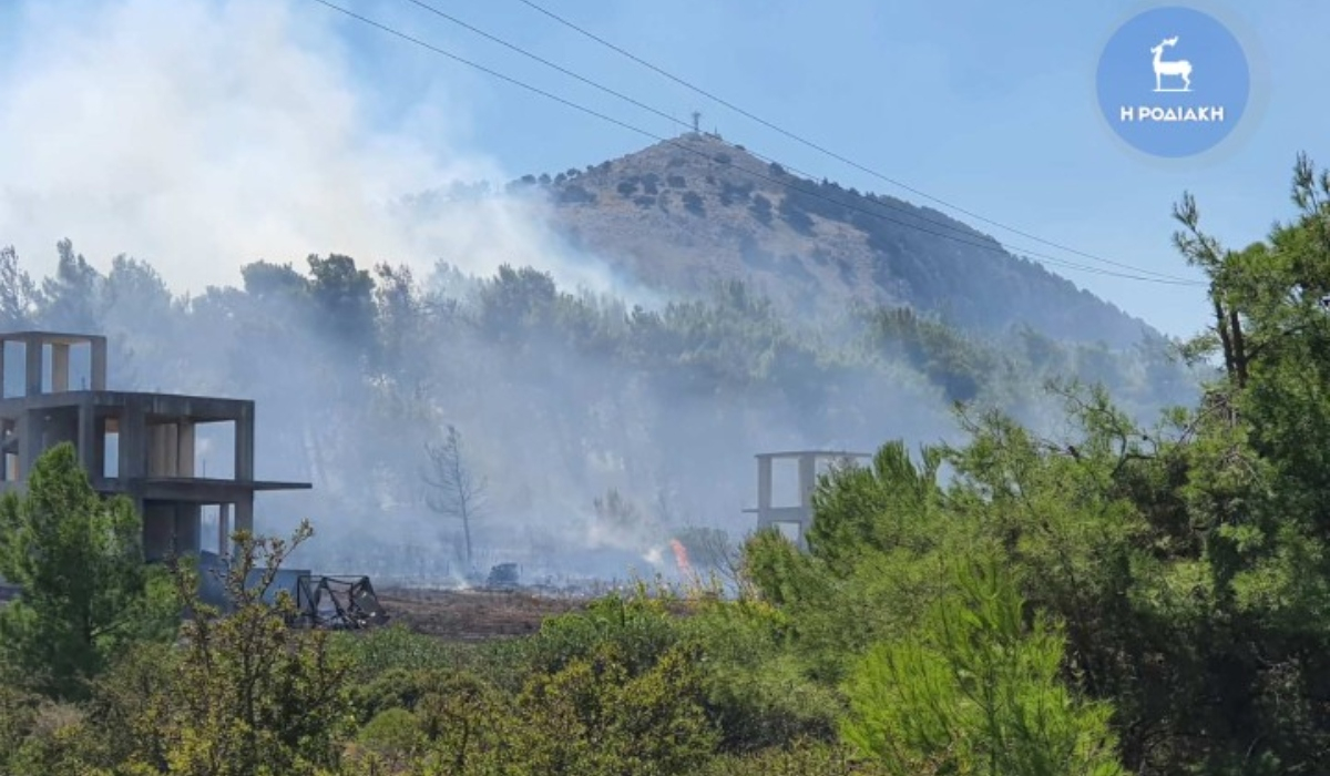 Μαίνεται η φωτιά στη Ρόδο - Κλήθηκαν ενισχύσεις από Αθήνα, Κρήτη και Σάμο