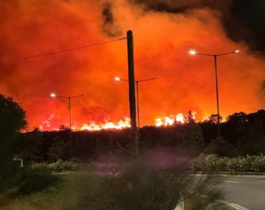 Φωτιά στην Κερατέα: Βελτιώνεται η κατάσταση, δεν κάηκαν σπίτια - Ισχυρές δυνάμεις στο σημείο (Φωτογραφίες, βίντεο)