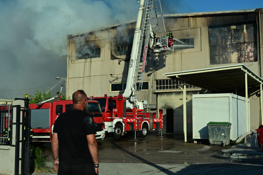 Εικόνες καταστροφής από τη φωτιά στις Αχαρνές - Καίει ακόμα σε εργοστάσιο με χαρτικά