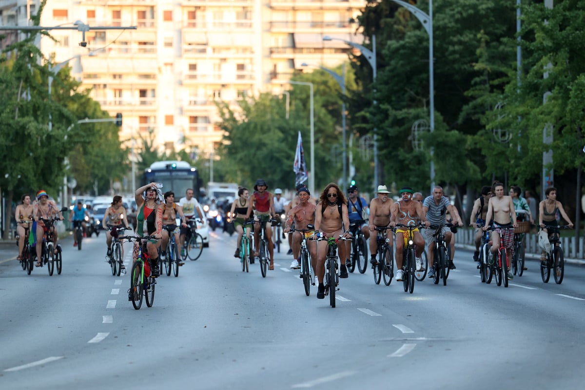 Θεσσαλονίκη: Οι δρόμοι «γέμισαν» με γυμνούς ποδηλάτες (Φωτογραφίες, Βίντεο)