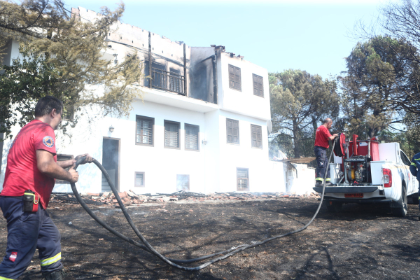 Φωτιά στο Τρίλοφο Θεσσαλονίκης: Πιθανόν να ξεκίνησε από έκρηξη μετασχηματιστή - Ζημιές σε δύο σπίτια