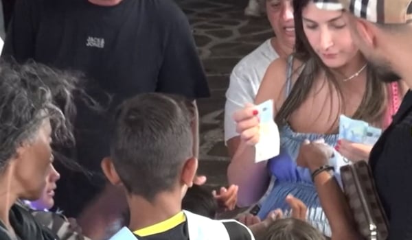 Μύκονος: Ζευγάρι τουριστών μοίραζε λεφτά σε παιδιά Ρομά (βίντεο)