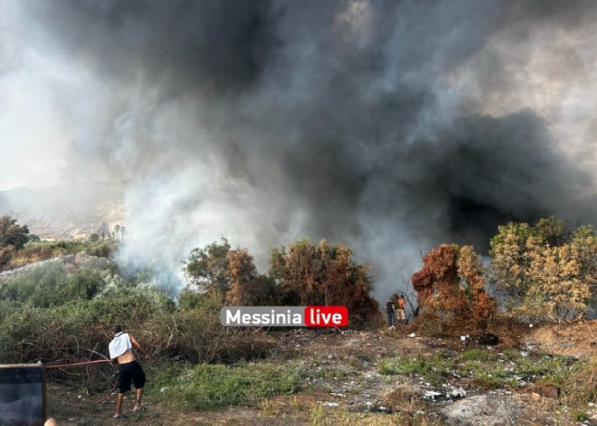 Φωτιά στην Καλαμάτα: Καίει στον αστικό ιστό στην Αγία Τριάδα