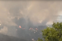 Φωτιά στη Στιμάγκα Κορινθίας - Ενισχύθηκαν οι δυνάμεις της Πυροσβεστικής, απειλούνται σπίτια (βίντεο)