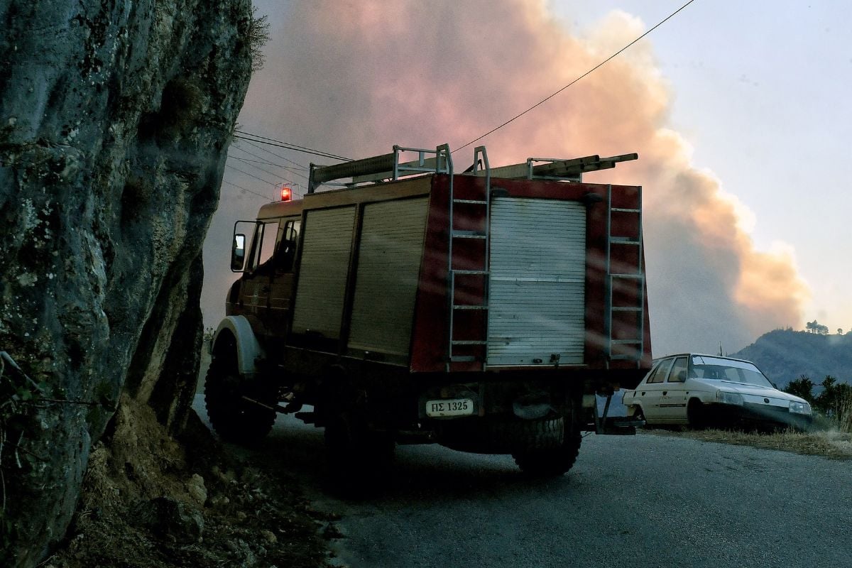 Φωτιά στο Ξυλόκαστρο: Νεκροί οι δύο αγνοούμενοι - Κόπασαν οι άνεμοι, τρεις επικίνδυνες εστίες