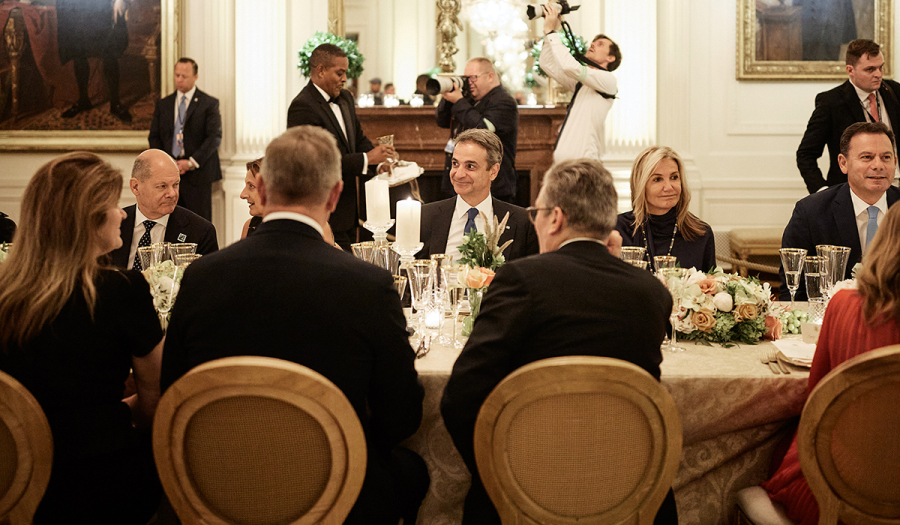 Φωτογραφίες από το δείπνο Μπάιντεν στους ηγέτες των κρατών - μελών του ΝΑΤΟ: Δίπλα στον Σολτς ο Μητσοτάκης