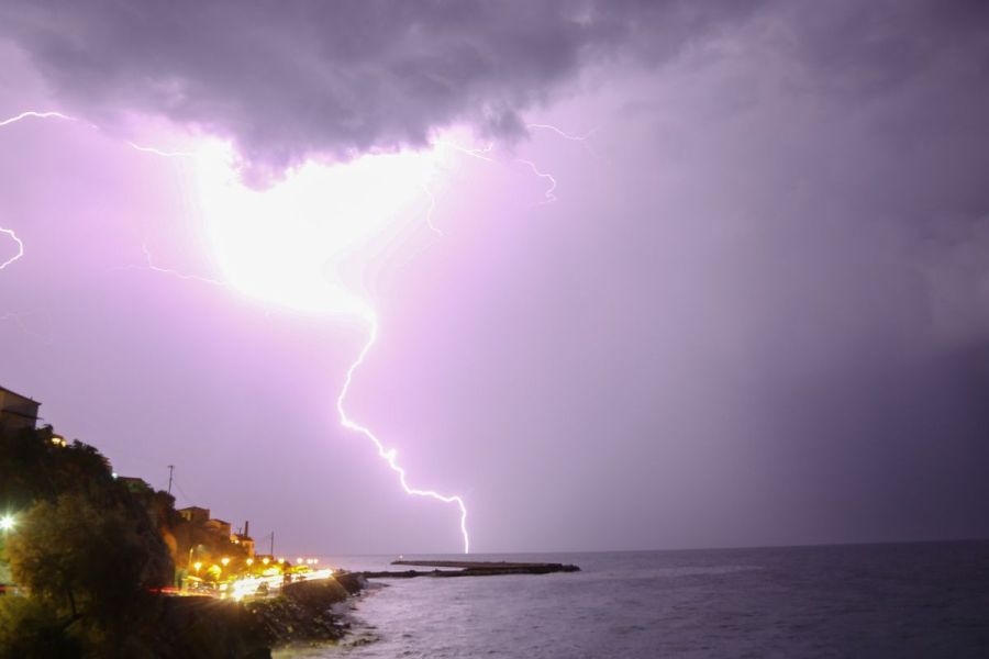 Κακοκαιρία Live: Καταιγίδες και ανεμοστρόβιλοι – Προσοχή σε αυτές τις περιοχές