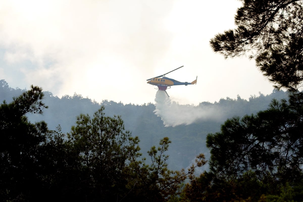 Φωτιά στην Κερατέα - Σηκώθηκαν και εναέρια μέσα