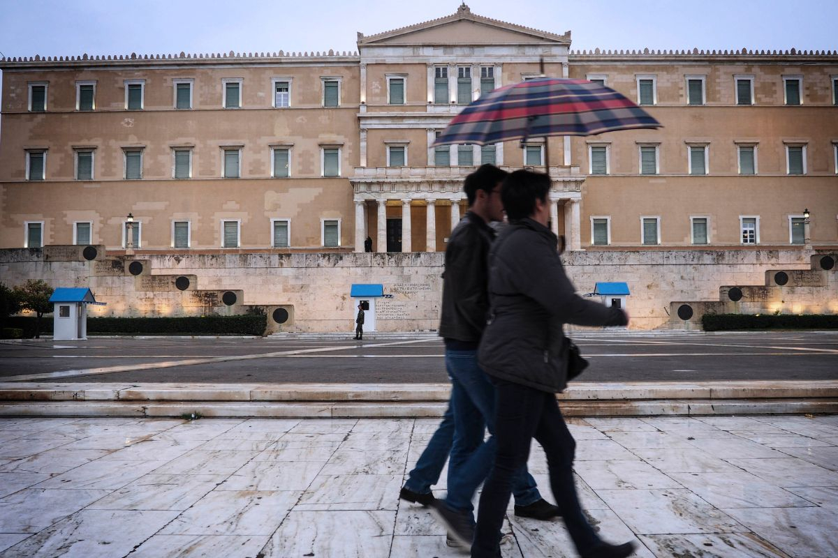 Σε κλοιό κακοκαιρίας η χώρα με βροχές, χιόνια και δεμένα πλοία - Χάος στους δρόμους της Αθήνας