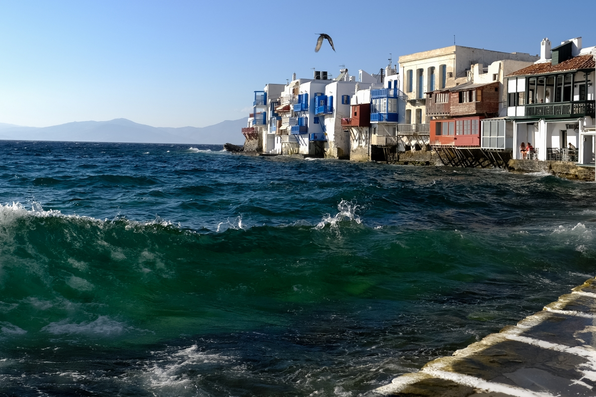 Συλλήψεις για εκβιασμούς καταστηματαρχών σε Μύκονο, Γλυφάδα και Άλιμο - Από 200 έως 8.500 ευρώ η ταρίφα