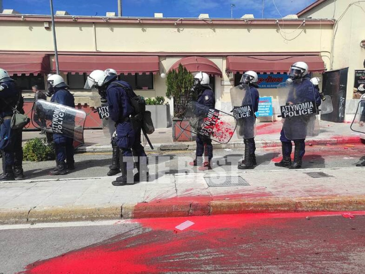 Μολότοφ, μπογιές και χημικά στην πορεία της Πάτρας για τα Τέμπη - Εικόνες