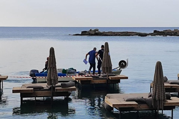 Επιχείρηση «ξήλωμα πλωτής ξαπλώστρας»: Σφραγίστηκε ξανά το beach bar στη Ρόδο - Φωτογραφίες