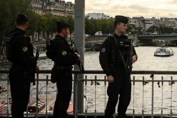 Γαλλία: Αυτοκίνητο παρέσυρε θαμώνες καφετέριας στο Παρίσι - Πληροφορίες για πολλούς τραυματίες