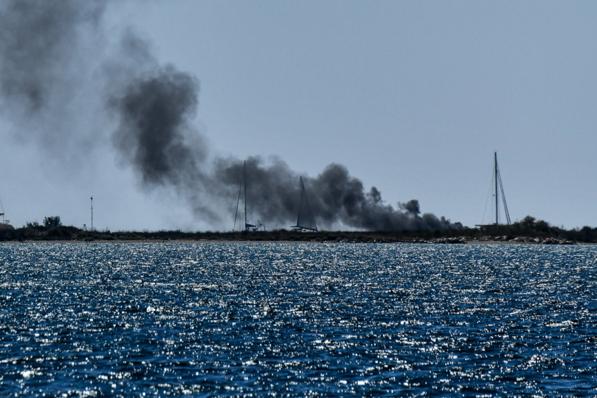 Συνελήφθησαν δύο Ιταλοί για φωτιά σε παραλία στους Αντίπαξους