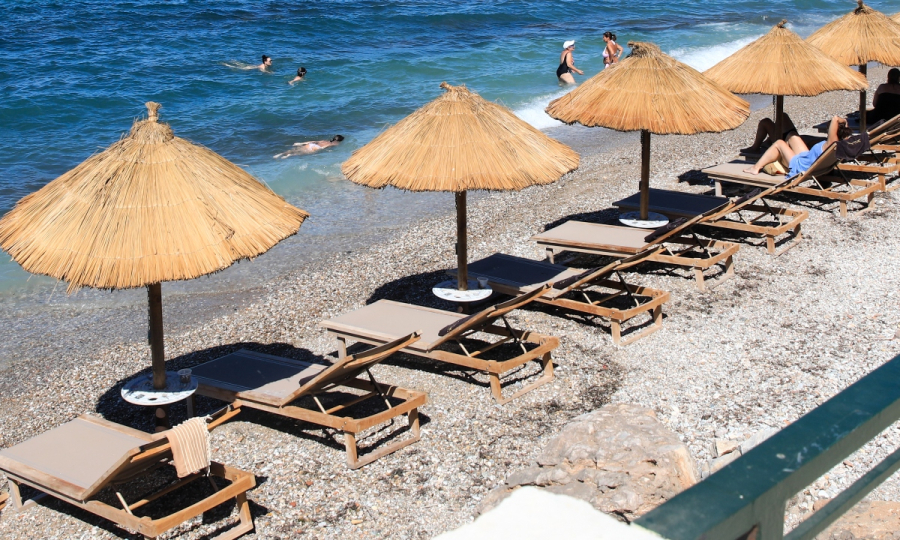 Αδιανόητες τιμές για τις ξαπλώστρες στις παραλίες της Αττικής το 2024