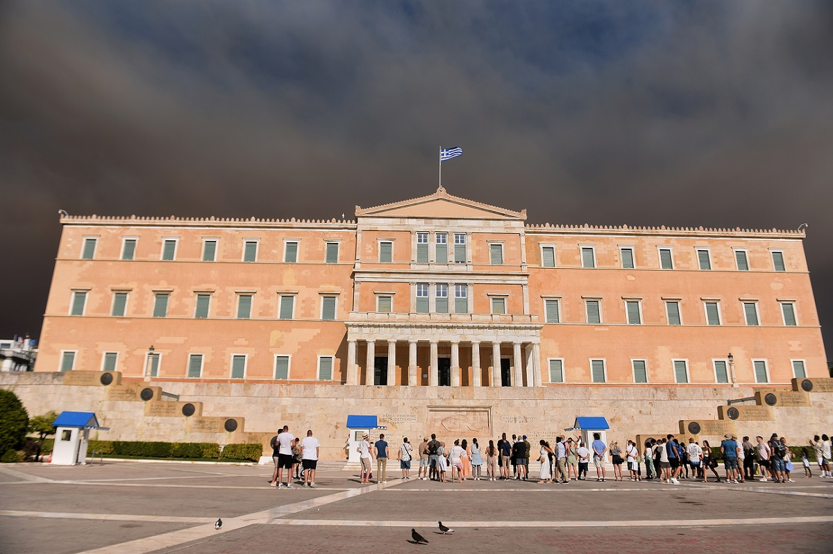 Φωτιά στη βορειοανατολική Αττική: Οδηγίες προφύλαξης από τον καπνό και τη στάχτη