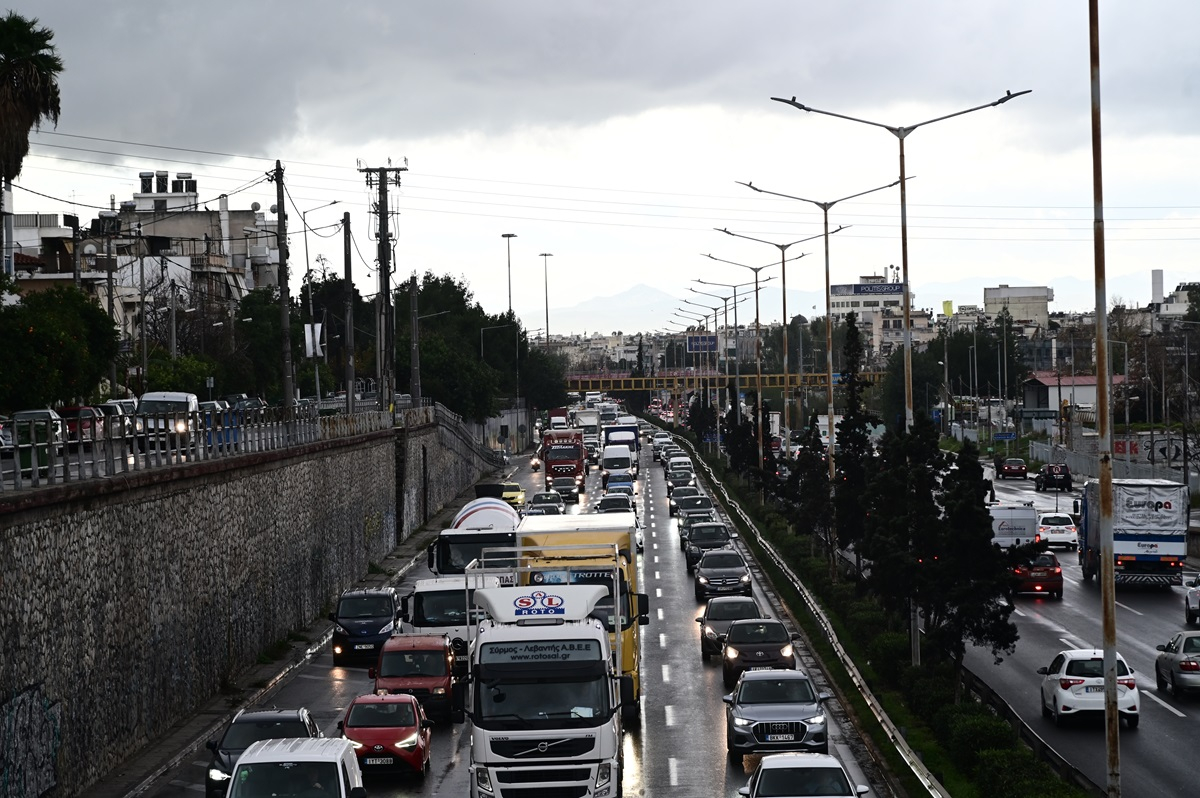 Με λίγα προβλήματα επιστρέφουν οι εκδρομείς του τριημέρου - Αυξημένη κίνηση στην Αθηνών-Κορίνθου