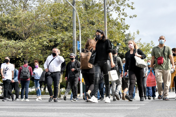 Πού εντοπίστηκαν τα 884 κρούσματα, οι περιοχές - «Βράζει» ο κορονοϊός στην Αθήνα με 304