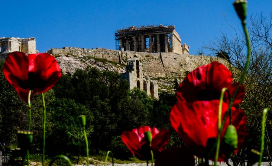 Καιρός: Ηλιοφάνεια, υψηλές θερμοκρασίες και σκόνη