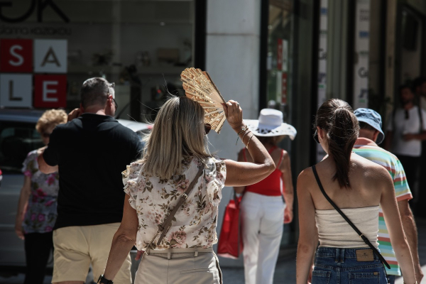 Μια χώρα-καμίνι: Επίμονος ο καύσωνας με διαδοχικά 40άρια, πότε θα «γλυκάνει» ο καιρός