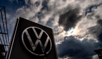 Ιστορική «αφαίμαξη» στη Volkswagen: Σχέδια για λουκέτο σε 3 εργοστάσια, μαζικές απολύσεις και μειώσεις μισθών