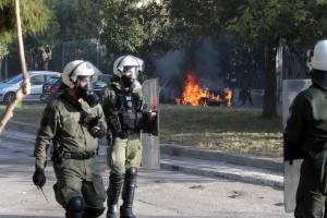 Στους δρόμους της Αθήνας οι μαθητές - Επεισόδια στο Πολυτεχνείο